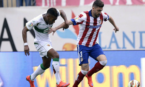 Temporada 14-15. Jornada 33. Atlético de Madrid - Elche. Siqueira, ante un rival.