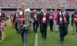 Temporada 14-15. Jornada 33. Atlético de Madrid - Elche. Adelardo porta la intercontinental.