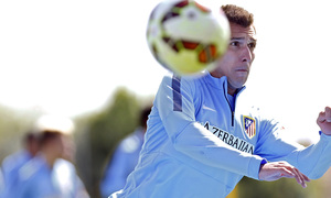 temporada 14/15. Entrenamiento en la ciudad deportiva de Majadahonda. Mandzukic realizando ejercicios con balón durante el entrenamiento
