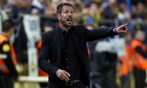 Temporada 14-15. Jornada 34. Villarreal - Atlético de Madrid. Simeone da órdenes a sus jugadores.