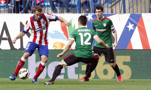 Temporada 14-15. Jornada 35. Atlético de Madrid - Athletic. Koke, rodeado de rivales, busca el hueco para encontrar un pase. Foto: Ángel Gutiérrez