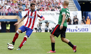Temporada 14-15. Jornada 35. Atlético de Madrid - Athletic. Raúl García controla el balón ante la presencia de un rival. Foto: Ángel Gutiérrez