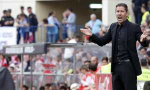 temporada 14/15. Partido Atlético Athletic de Bilbao. Simeone haciendo gestos en la banda durante el partido 
