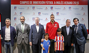 temporada 14/15. Acto renovación Camous fundación Atlético de Madrid Vaughan. Mario Suárez