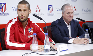 temporada 14/15. Acto renovación Camous fundación Atlético de Madrid Vaughan. Mario Suárez