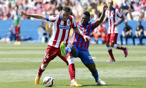 Temporada 14/15. Partido Levante - Atlético de Madrid. José María Giménez protege el balón ante la presencia de un jugador granota.