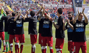 El equipo saltó al Ciutat de Valencia con una camiseta en la que se pedía la colaboración económica a favor de unicef para ayudar en la tragedia de Nepal