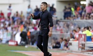 temporada 14/15. Partido Atlético de Madrid Barcelona. Simeone dando órdenes desde la banda