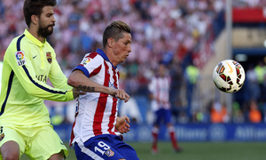 temporada 14/15. Partido Atlético de Madrid Barcelona.Torres disputando  un balón durante el partido en el Calderón