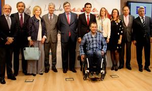 Enrique Cerezo posa en la foto de familia con Emilio de Villota en la presentación de las actividades del Legado María de Villota para 2015