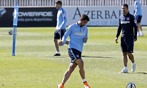 temporada 14/15. Entrenamiento en la ciudad deportiva de Majadahonda. Raúl García con el balón durante el entrenamiento