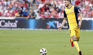 Temporada 14-15. Jornada 38. Granada - Atlético de Madrid. Siqueira se prepara para recibir el balón.