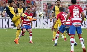 Temporada 14-15. Jornada 38. Granada - Atlético de Madrid. Raúl García eleva la pierna para dar el pase. Foto A.G.