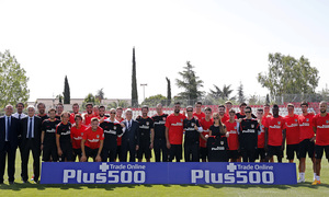 Pretemporada 2015-2016. La directiva del club y los jugadores posan con la delegación de nuestro patrocinador Plus500