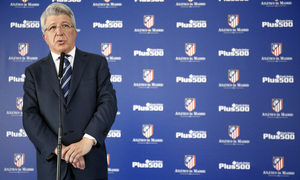 temporada 14/15. Enrique Cerezo atiende a los medios en la presentación de Plus500