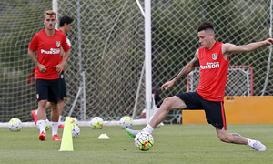 temporada 15/16. Entrenamiento en los Ángeles de San Rafael.  Giménez con el balón durante el entrenamiento