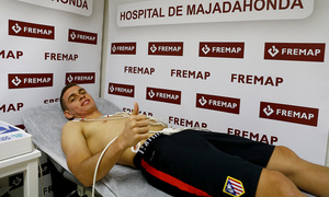 Rafael Santos Borré con el doctor Abad durante el reconocimiento médico a que fue sometido el jugador antes de firmar su contrato con el Atlético de Madrid