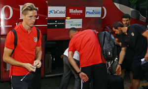 Fernando Torres baja del autobús del equipo en la llegada al hotel de concentración en Sevilla. 