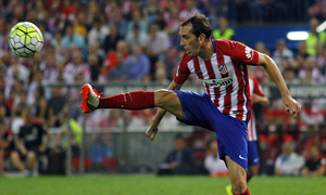 temp. 2015-2016. Atlético de Madrid-FC Barcelona: Godín corta el esférico