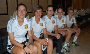 temp. 2015-2016. Amanda, Sonia, Meseguer, Priscila y Lola con la selección