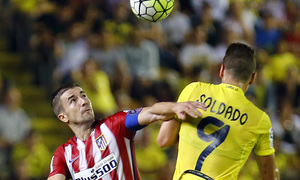 Gabi salta a por el balón