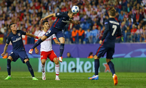 temporada 15/16. Partido Atlético Benfica. Champions. Gabi golpeando un balón de cabeza durante el partido