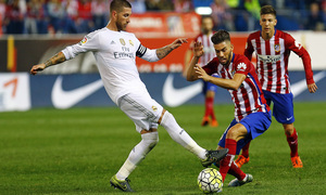 temporada 15/16. Partido Atlético de madrid Real madrid. Carrasco con el balón durante el partido