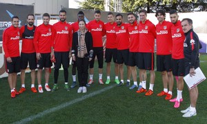 Yanfei Shen, la primera jugadora española en lograr una medalla de oro en un campeonato continental de tenis de mesa, posa junto a los jugadores de la primera plantilla del Atlético de Madrid