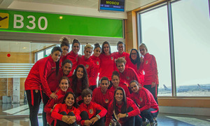 Las jugadores del Atlético Féminas posan antes de embarcar al avión que les lleva hasta Moscú