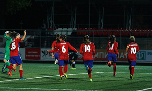 Las jugadoras rojiblancas celebran el tercer gol que daba el pase a octavos