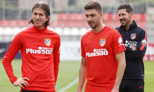 temporada 15/16. Entrenamiento en la ciudad deportiva de Majadahonda. Simeone bromeando durante el entrenamiento
