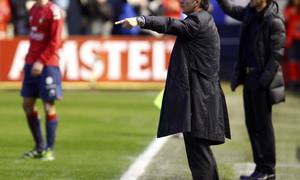 Mendilibar, entrenador de Osasuna, durante el partido contra el Atlético en El Sadar