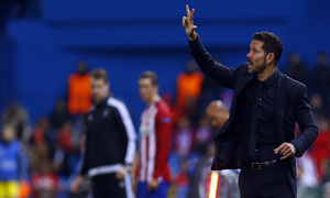 temporada 15/16. Partido Champions League. Atlético de Madrid Astana. Simeone dando órdenes durante el partido