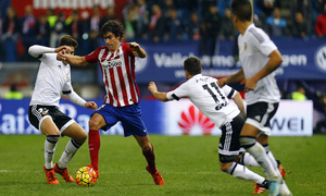 temporada 15/16. Partido Atlético de madrid Valencia. Tiago con el balón durante el partido