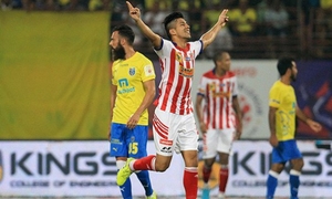 Arata Izumi celebra un gol con el Atlético de Kolkata