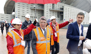 Temporada 12/13. Acto, visita Comité Olimpico Internacional al Nuevo Estadio de Madrid, Cerezo y Gabi acompañaron a la comitiva