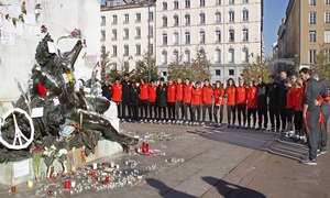 temp. 2015-2016 | Ofrenda víctimas en París