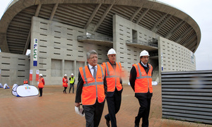 Temporada 12/13. Acto, visita Comité Olimpico Internacional al Nuevo Estadio de Madrid, Cerezo acompañando a la comitiva