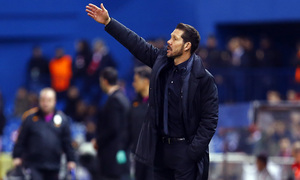 temporada 15/16. Partido Atlético de Madrid Galatasaray. Simeone dando órdenes durante el partido