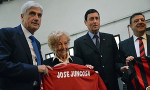 Temporada 15/16. Clemente Villaverde entrega una camiseta a la viuda de José Juncosa