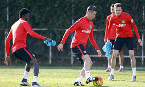 temporada 15/16. Entrenamiento en la ciudad deportiva de Majadahonda. Jugadores luchando un balón durante el entrenamiento