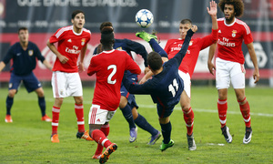 Keidi Bare remata en posición acrobática ante varios jugadores del Benfica