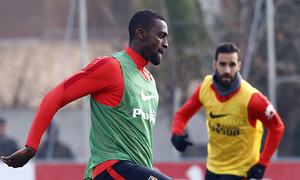temporada 15/16. Entrenamiento en la ciudad deportiva de Majadahonda. Jackson controlando un balón durante el entrenamiento