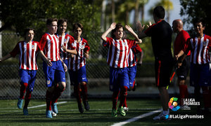 Los jugadores rojiblancos celebran con su entrenador uno de los cinco goles al Orlando City