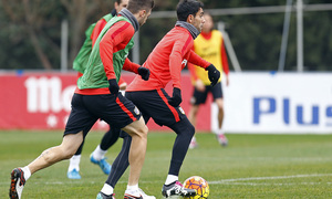 temporada 15/16. Entrenamiento en la ciudad deportiva de Majadahonda. Augusto luchando un balón durante el entrenamiento