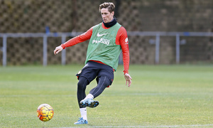 temporada 15/16. Entrenamiento en la ciudad deportiva de Majadahonda. Torres golpeando un balón durante el entrenamiento