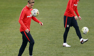 temporada 15/16. Entrenamiento en la ciudad deportiva de Majadahonda. Torres y Lucas con balón durante el entrenamiento