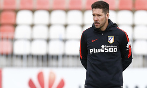 temporada 15/16. Entrenamiento en la ciudad deportiva de Majadahonda. Simeone observa a sus jugadores
