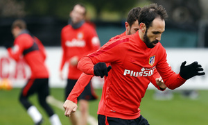 temporada 15/16. Entrenamiento en la ciudad deportiva de Majadahonda.  Juanfran realizando ejercicios físicos durante el entrenamiento