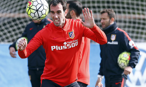 temporada 15/16. Entrenamiento en la ciudad deportiva de Majadahonda. Godín durante el entrenamiento